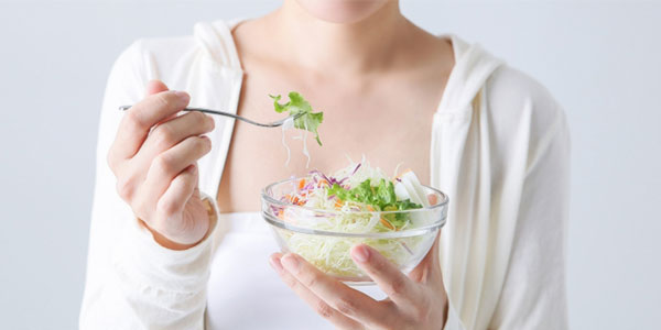 サラダを食べる女性